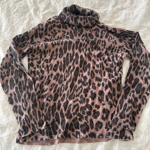 ☀️3/$25 Escapade cheetah leopard print cashmere blend turtleneck sweater medium